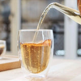 ドリンクを注ぐシーン