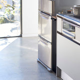 ハンドル付きスリムワゴン タワー(ブラック)を収納した様子