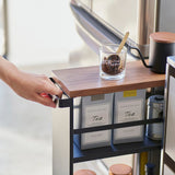 ハンドル付きスリムワゴン タワー(ブラック)を引き出す様子