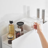 オープン部分からストッカーを取り出すシーン