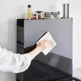 隠せる調味料ラック タワー 2段(ブラック)の側面を拭く様子