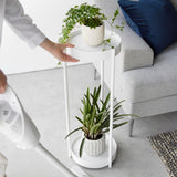 キャスター付きプランタースタンド タワー 2段(ホワイト)を移動するシーン