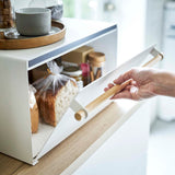 扉開けるシーン