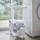 洗濯機の横にランドリーバスケットを置いたシーン