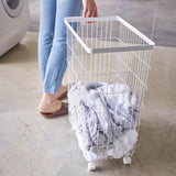 ランドリーバスケットを片手で引くシーン