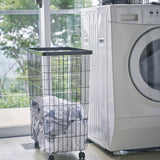 ランドリーバスケット(ブラック)を洗濯機の横に置いたシーン