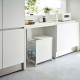 ワゴンをキッチンの作業台下スペースに収納したシーン