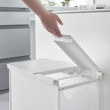 蓋を手で開ける様子