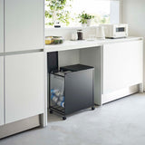 ダストワゴン(ブラック)をキッチン台の下に収納した様子