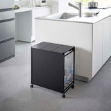 ダストワゴンをキッチンカウンター横に置いた様子