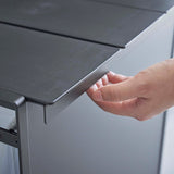 ダストワゴンの蓋に手をかけた様子