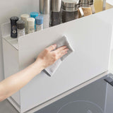 ラックの本体をクロスで拭く様子