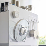 ラックサイドに調理ツールをかけた様子