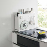 ラックに調味料を収納し、サイドに調理ツールをかけたシーン