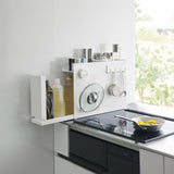 調味料やツールを収納したラックの引き出しを開けたシーン