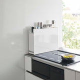 ラックに調味料を収納しコンロ横に置いたシーン