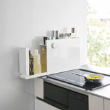 調味料を収納したラックの引き出しを開けたシーン