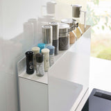 ラックのオープンスペースに調味料類を置いた様子