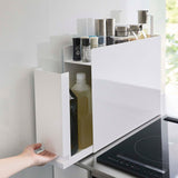 ラックの引き出しを片手で引く様子