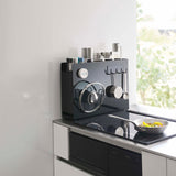 ラック(ブラック)に調味料や調理ツールを一括収納したシーン