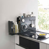 ラック(ブラック)に調味料やツールを収納し引き出しを開いたシーン