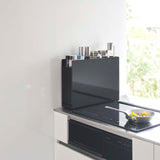 ブラックのラックをコンロ横に置いたシーン