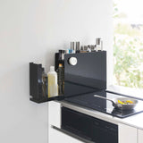 ブラックのラックをコンロ横に配置し引き出しを開けたシーン