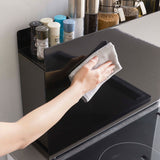 ラックの表面を拭き掃除する様子