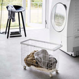 バスケットに洗濯物を入れたシーン