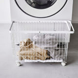 洗濯機の前にバスケットを置いたシーン