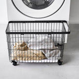 バスケット(ブラック)にタオル類を入れたシーン