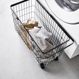 バスケット(ブラック)を洗濯機の手前に置いた様子