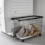 バスケット(ブラック)を洗濯機の横に置いた様子