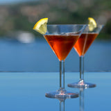 グラスを2つ並べたシーン