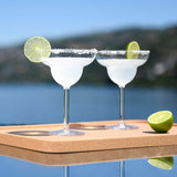 カクテルを2つ並べたシーン