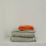 タオルを畳んで重ねたシーン