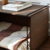 スモークドオークのストレージボックスを横にしてブランケットを収納したシーン