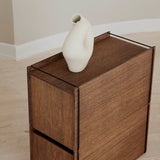 ストレージボックスに専用蓋を組み合わせて花瓶を置いたシーン