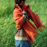 オレンジのストールと草原2