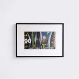 壁にポスターをかけたシーン