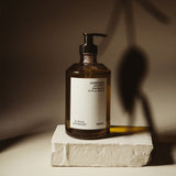 レンガに乗せたボトル