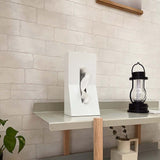 ライトグレーとシェルフ