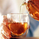 紅茶を注ぐシーン