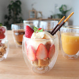 パフェを盛り付けたグラス