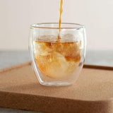 ドリンクを注いだグラス