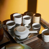 複数のカップと急須をトレイに並べた様子