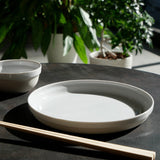 CMA ”クレイ”コレクション スタック フラットと同シリーズのボウルを並べた様子