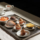 同シリーズの小さめのプレートにデザートを乗せた様子