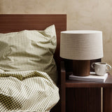 ウタ ピース サイドテーブルをベッドサイドに置いたシーン