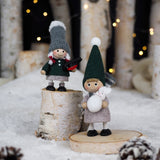 ウサギを抱えた男の子